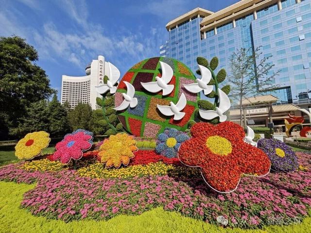 天安门广场国庆大花篮+长安街沿线花坛实拍图→