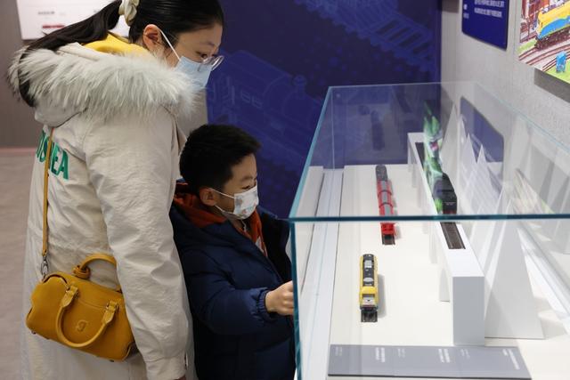 讲述中国火车的历史与荣光，在上海，“火车迷”大饱眼福！