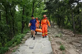 游客迷路登山摔伤事件多发 北京消防连续进行山岳救援图片