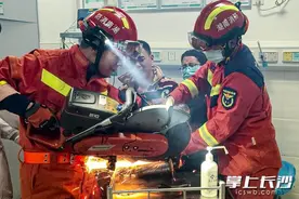 女子手掌卷入绞肉机，消防紧急破拆救援图片
