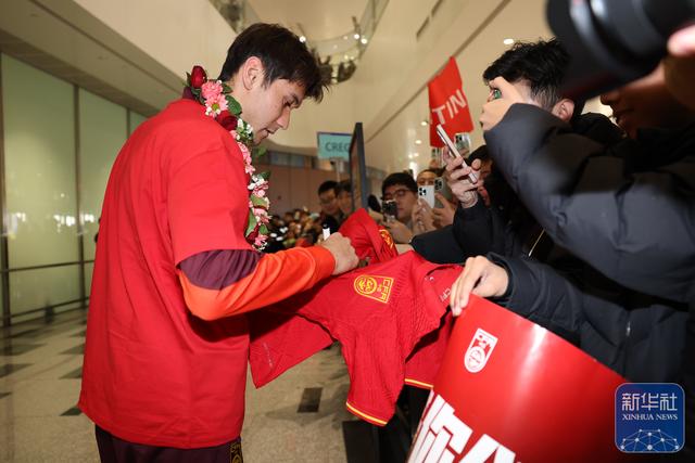 U23国足抵达北京	，大批球迷到机场迎接