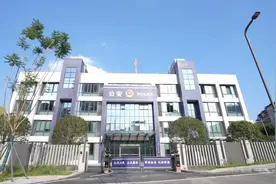 封面深镜｜牵狗进电梯与邻居发生纠纷 女子发多条视频称遭殴打羞辱图片