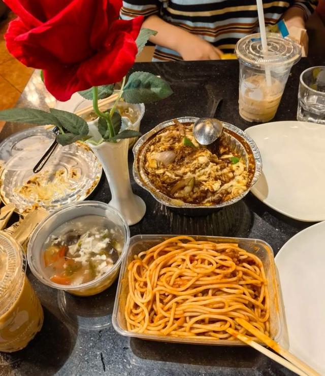 想要堂食却发现外卖便宜一半？他们抱着外卖餐盒店里吃！商家“欲哭无泪”，有的干脆下禁令