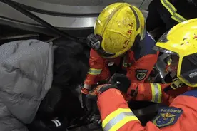 热闻|春节逛商场，男孩不慎被电梯“咬”住脚！家长要注意，类似事件时有发生图片