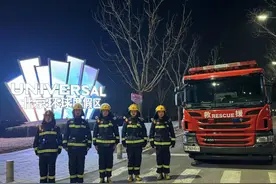 环球影城绚烂灯光焰火秀下，有他们贴身守护的身影图片