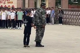 当军训教官遇到顺拐学生图片