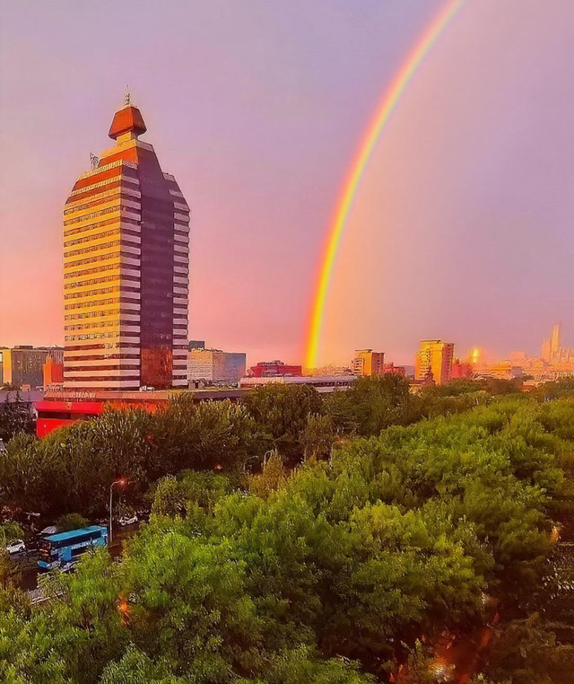 超多美图刷爆朋友圈！北京雨后出现壮美双彩虹奇观