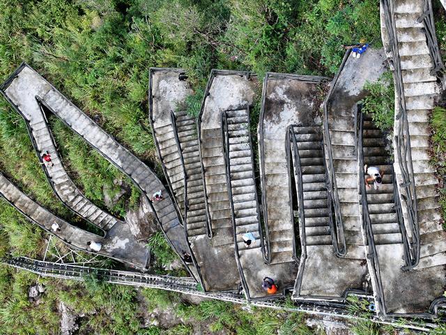 2025“冲顶天门”全国登山挑战赛（张家界天门山站）开赛