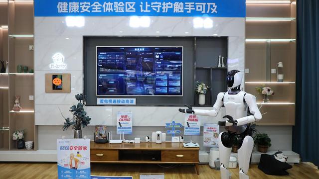 山东移动济南八一营业厅迎“数字新员工”，机器人与机器狗开启智慧服务新时代