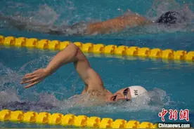 孙杨重返赛场夺冠：“我已经从黑暗里爬出来了”图片