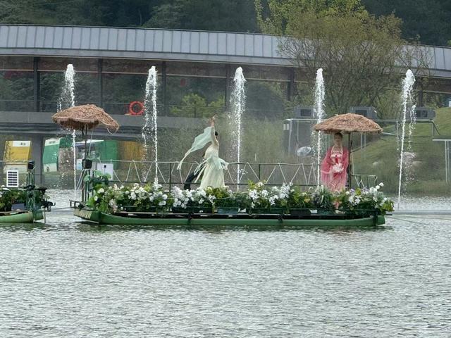 “一龄·花溪时光里”今日开园