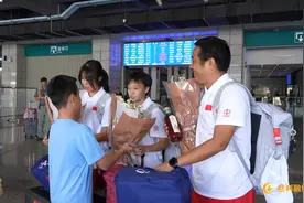 张家界：慈利一中学生载誉凯旋 小山城跑出世界冠军图片