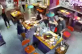 女顾客遭男子扯头发殴打，店员：男子买单“让她们陪酒”遭拒图片