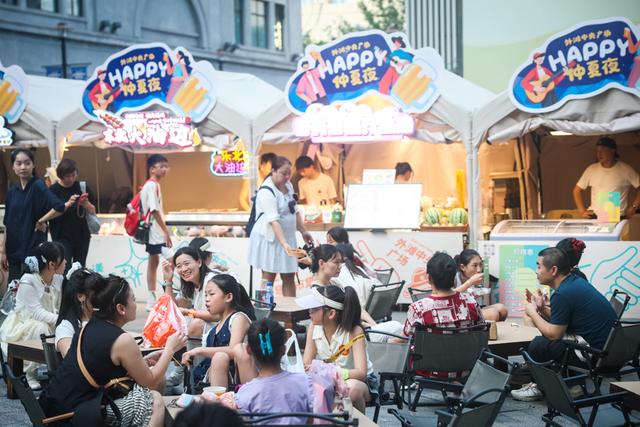 两大景点交界处，深夜涌入大量游客……十字穹顶下出片又解暑！