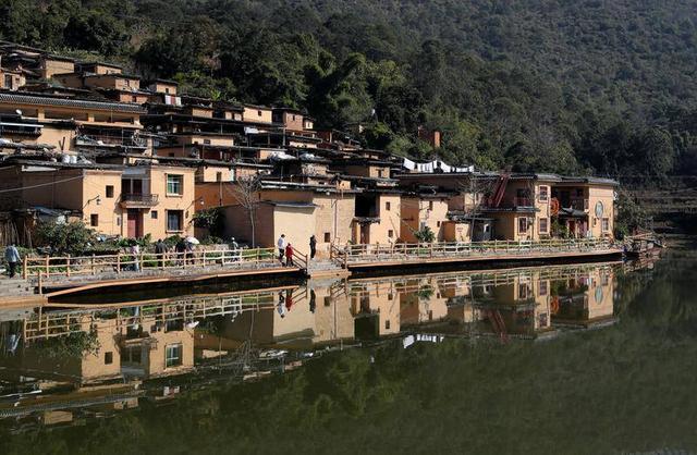 彝乡展新韵   人在画中游