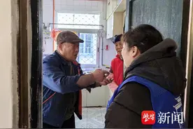 托起幸福晚年，社区开展“适老化改造”入户宣传图片