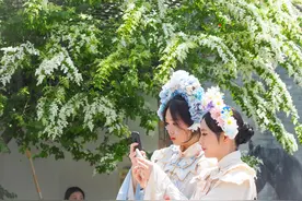 五一假期济南女孩最流行的簪花，老街区最靓的风景图片