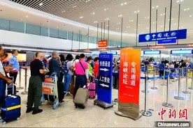 大批台胞陆续经厦金航线抵厦参加海峡论坛图片