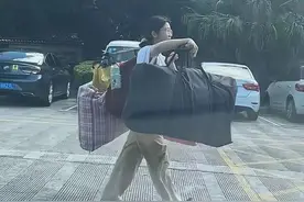 高考后挑行李回家女生婉拒资助，并感谢自己的英语老师图片