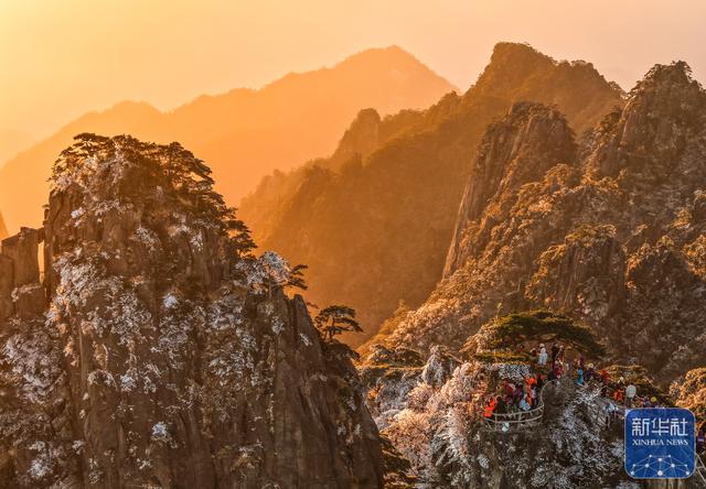 安徽黄山：雪霁日出映奇峰