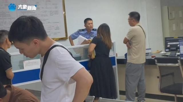交警驾车追缉违章货车10公里，货车司机慌乱之下撞残路人被判全责！被撞人家属称交警也应负责，律师解读