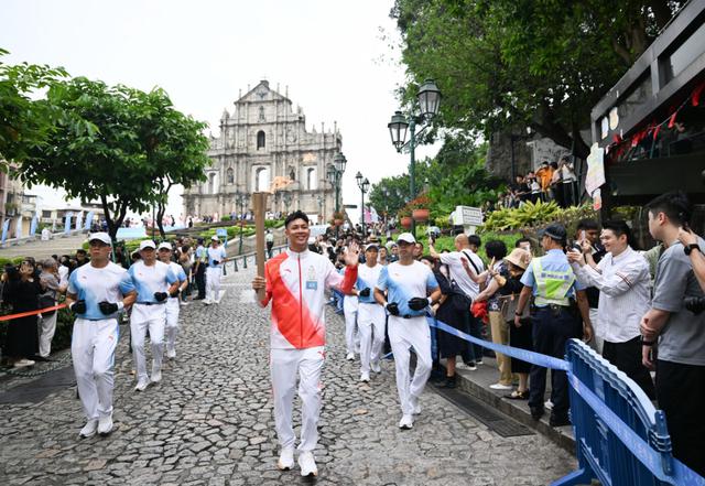 四城同心，圣火同传——第十五届全国运动会火炬传递在穗深港澳同步启动
