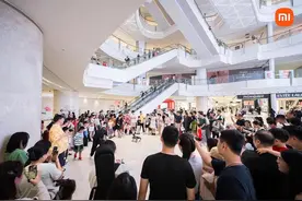 握手、转圈还会卖萌，国产仿生机器人首秀人气高图片