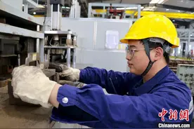 春运里的“95后”：我为火车护“脊梁”图片