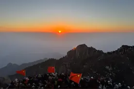 泰安出台新举措，导游员可免票进泰山，免费坐索道图片