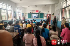 贵州山区学生“云”观军校 度过不一样的国际“儿童节”图片