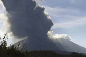 突发！日本一火山喷发，火山灰柱高达4400米图片