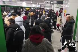 直击大雪中合肥｜市民吐槽高峰期地铁乘客爆多 挤了几次没挤上去图片