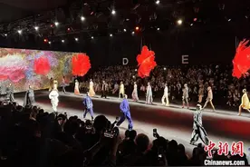 2025秋冬上海时装周演绎“跨界时尚”图片
