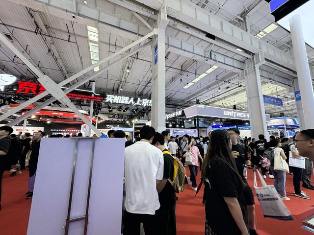 直击WRC｜机器狗全程不用遥控器，机器人1秒钟从躺平变站立