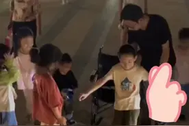 9岁残疾男孩练习上楼梯被其他孩子围观，因为人群中一位家长的一句话，现场瞬间暖意爆棚！谢谢最棒的你们！（来源：@小茉莉（商品在橱窗图片