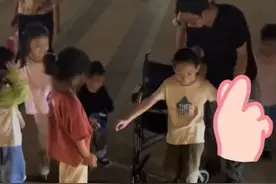 9岁残疾男孩练习上楼梯被其他孩子围观，因为人群中一位家长的一句话，现场瞬间暖意爆棚！谢谢最棒的你们！（来源：@小茉莉（商品在橱窗图片