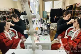 新春走基层|95后汉服馆老板贠维：给游客美美的古装造型让她们在西安欢欢喜喜过大年图片