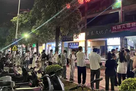 “一饼之力”：锅盔摊主妻子患病，大学生排百米长队买饼支持图片