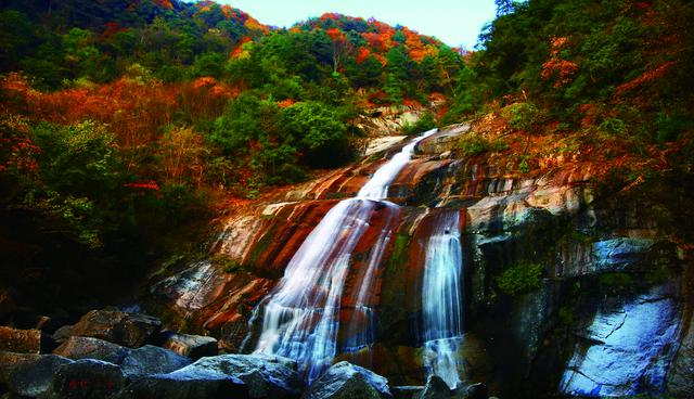 红叶舞动天地间，瑰宝灿烂光雾山