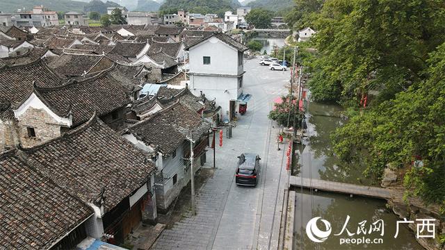 广西封面融媒体报道团队走进富川县秀水村