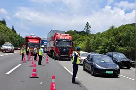 “快递”自燃起火，福泉高速联动多方高效救援图片