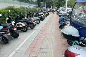 “围堵”地铁站是迫于无奈？电单车、共享单车停放困局如何破图片
