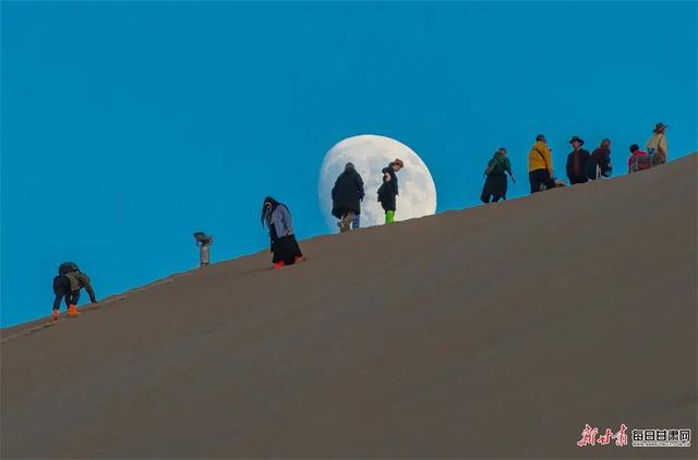 敦煌：大漠鎏金胡杨醉 驼铃引客赏秋光