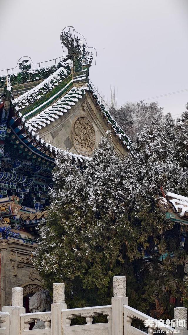 图集丨兰州邂逅今冬首场浪漫雪景