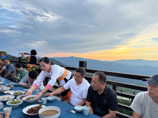 品“神仙豆腐”、游玩玻璃水滑道，打卡溆浦山背花瑶梯田