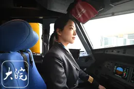 安徽首位女机长：年轻妈妈爱蓝天也爱家庭图片