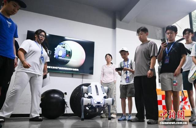 欧洲华裔参访浙江大学 感受中国科技发展