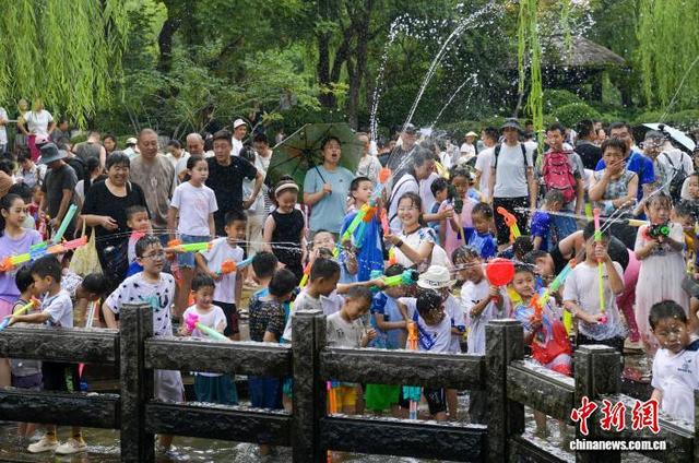 济南第11届五龙潭亲子狂欢泼水节开幕