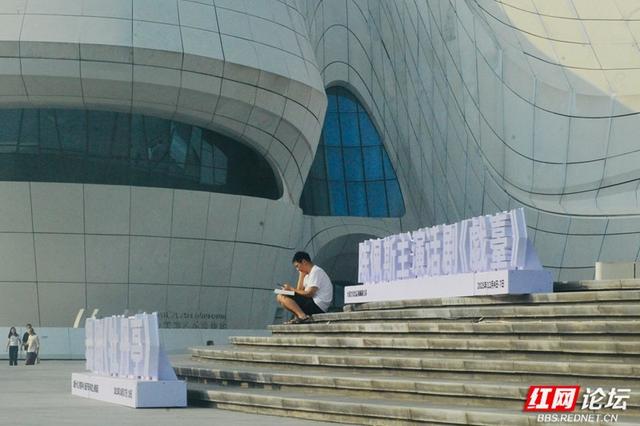 秋游时刻丨长沙的文艺心脏，跳动在金属与湖光之间