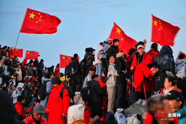 日出泰山，满山尽是中国红！今天，我们在泰安，祝福伟大祖国：繁荣昌盛、国泰民安！